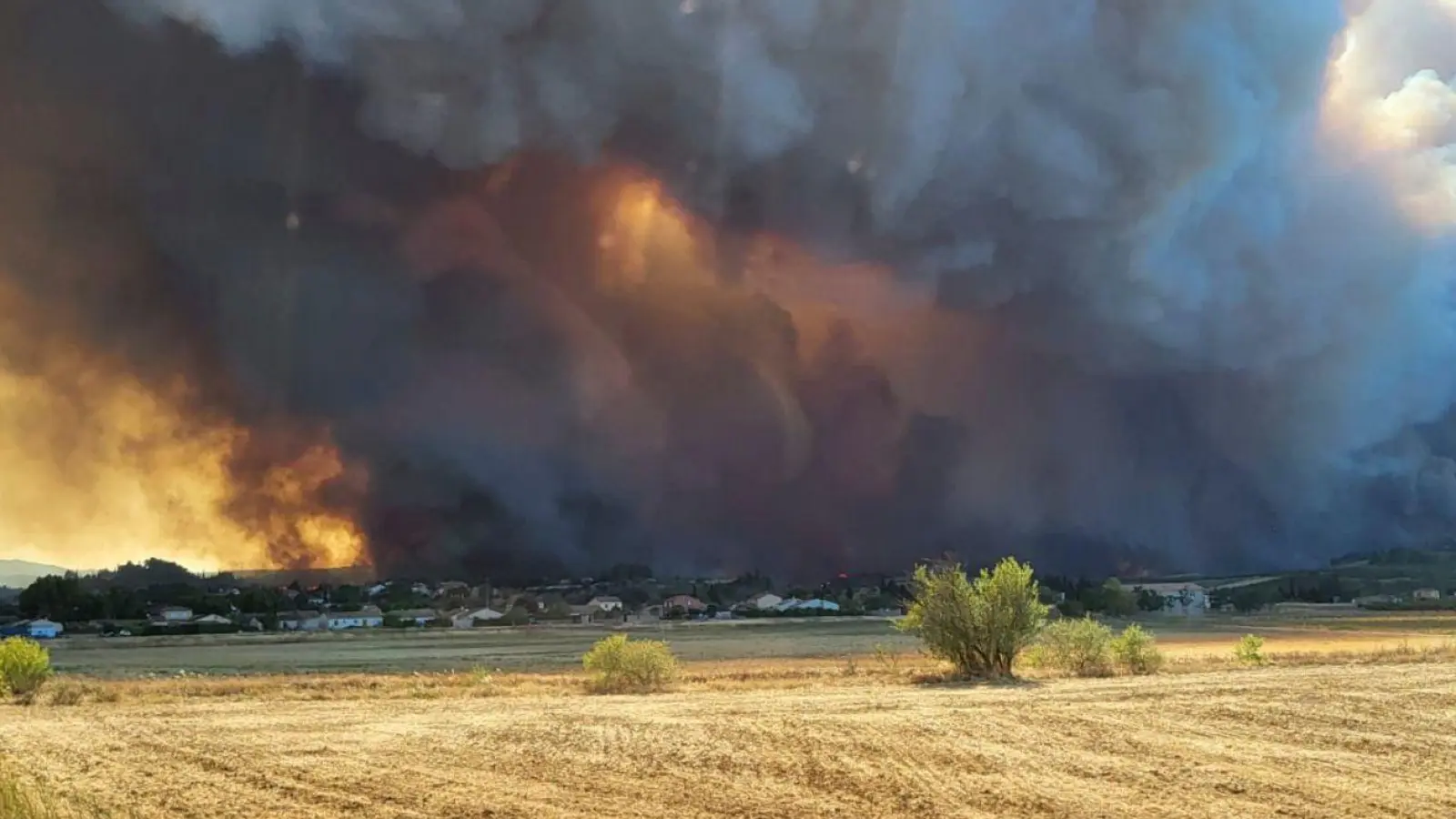 In der Nacht griff das Feuer weiter um sich. (Foto: Uncredited/Securite Civile/AP/dpa)