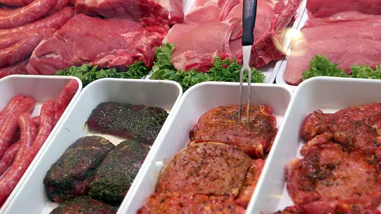 Mitten in der Grillsaison geraten die Preise für Hackfleisch, Bratwurst und Steaks ins Rutschen. (Foto: Oliver Berg/dpa)