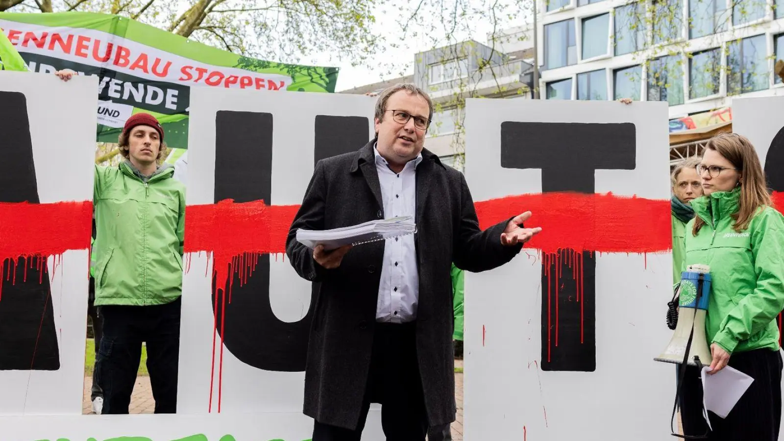 Aktivisten von Greenpeace übergeben eine Petition an den NRW-Verkehrsminister Oliver Krischer (Bündnis 90/Die Grünen). (Foto: Rolf Vennenbernd/dpa)