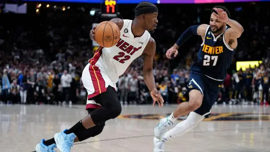 Miami Heat-Forward Jimmy Butler (l) bewegt den Ball, während er von Denver Nuggets-Guard Jamal Murray verteidigt wird. (Foto: Mark J. Terrill/AP)