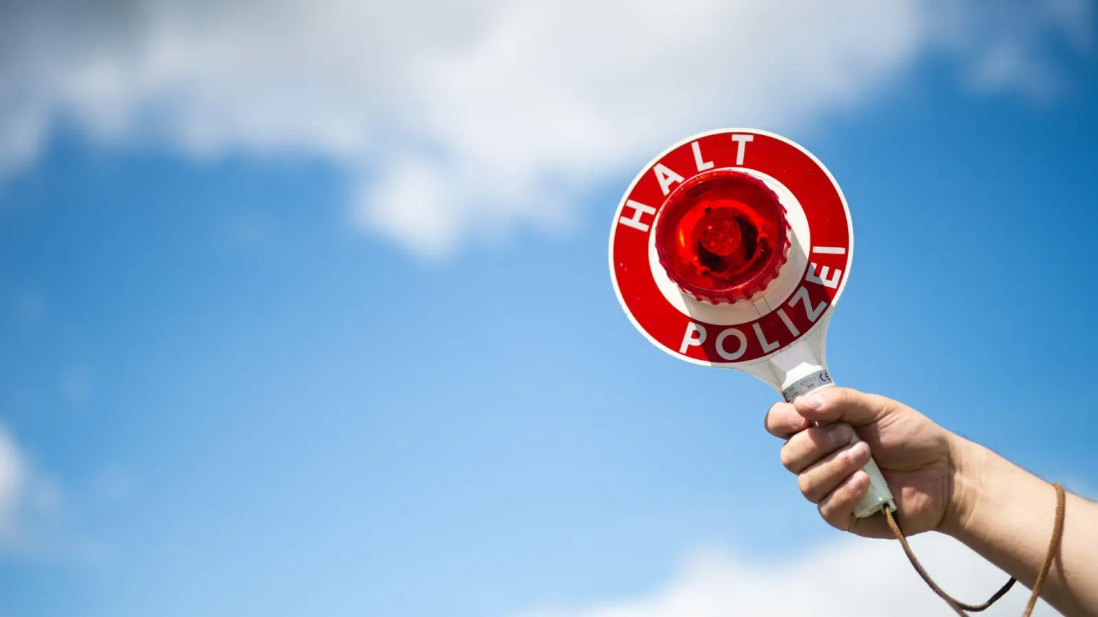 Nicht nur radfahrende Schüler, auch Autofahrer am Handy will die Polizei in Ansbach am Freitag kontrollieren. (Symbolbild: Jonas Güttler/dpa)