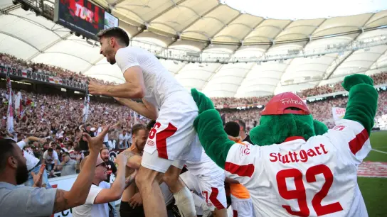 Der Stuttgarter Atakan Karazor (l) feiert mit den Fans das späte Tor zum 2:1 durch Endo. (Foto: Tom Weller/dpa)