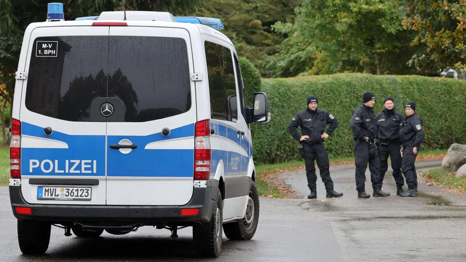 Tagelang hatten zahlreiche Einsatzkräfte fieberhaft nach dem achtjährigen Fabian gesucht. (Foto: Bernd Wüstneck/dpa)