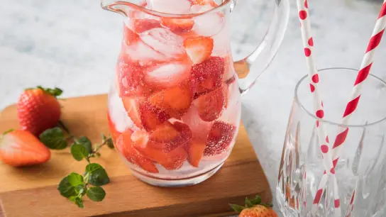 Sieht nach Sommer aus und schmeckt auch danach: eine fruchtige Bowle mit frischen Erdbeeren. (Foto: Christin Klose/dpa-tmn)
