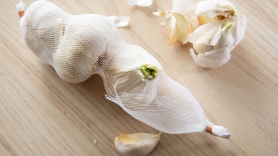 Wie lässt sich Knoblauch portionieren und gleichzeitig länger haltbar machen? (Foto: Christin Klose/dpa-tmn)