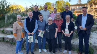 Diespeck verfügt über eine besonders hohe Zahl an Beauftragten – innerhalb und außerhalb des Gemeinderats. Zwei von ihnen – Florian Goßler (hinten links) und Hartmut Mitländer (rechts daneben) wurden außerdem als Gemeinderäte verabschiedet. (Foto: Ulli Ganter)