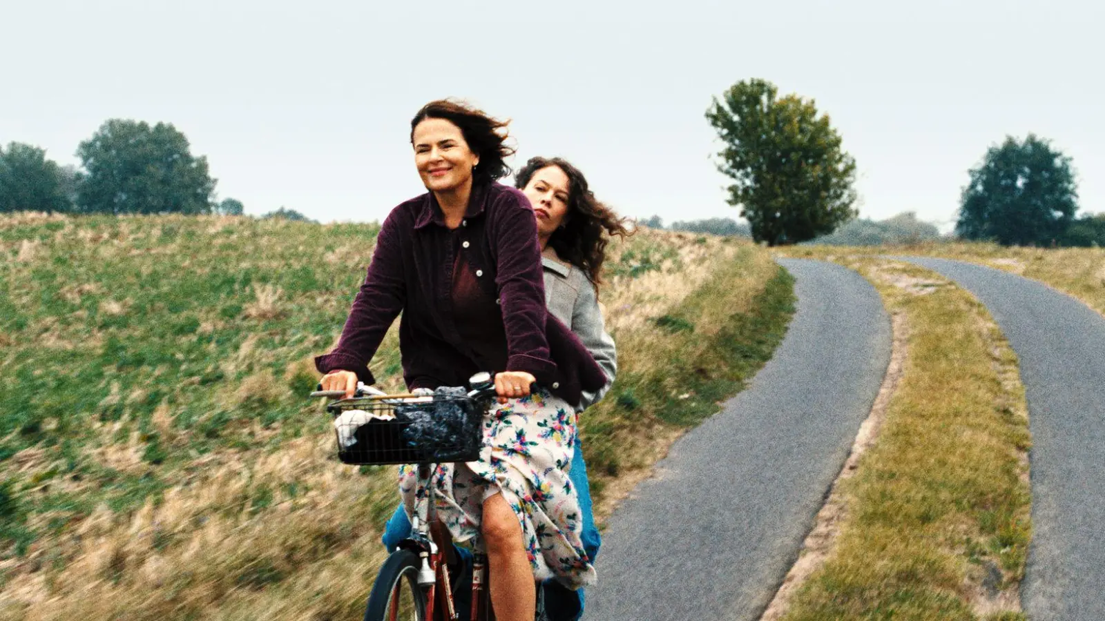 Barbara Auer und Paula Beer in einer Szene des Films „Miroirs No. 3“. (Foto: -/Schramm Film/dpa)