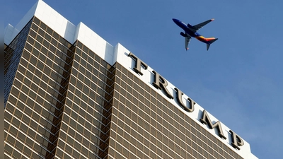 Der „Trump“-Schriftzug prangt an einem Hotel in Las Vegas - an der australischen Gold Coast könnte ein ähnliches Projekt entstehen. (Symbolbild) (Foto: Bizuayehu Tesfaye/Las Vegas Review-Journal/AP/dpa)