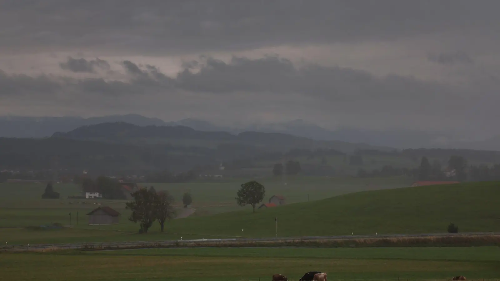 In Bayern gab es Gewitter.  (Foto: Karl-Josef Hildenbrand/dpa)