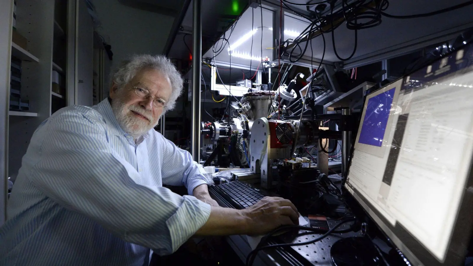 Der Quantenphysiker Anton Zeilinger gibt an der Fakultät für Physik der Universität Wien ein Interview. Nun ist er Nobelpreisträger. (Foto: Hans Klaus Techt/APA/dpa)
