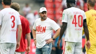 Kölns Trainer Steffen Baumgart steht nach dem Spiel auf dem Platz. (Foto: Federico Gambarini/dpa)