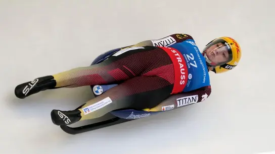 Die Rodlerin Anna Berreiter beim Weltcup in Sigulda in Aktion. (Foto: Roman Koksarov/AP/dpa)