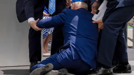 US-Präsident Joe Biden ist bei einem öffentlichen Auftritt im Bundesstaat auf der Bühne über einen Sandsack gestolpert. Laut Weißen Hauses gehe es ihm gut. (Foto: Andrew Harnik/AP/dpa)