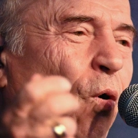 Sänger und Bassist Günther Sigl von der Spider Murphy Gang verteidigt das Lid „Skandal im Sperrbezirk“. (Archivbild) (Foto: Soeren Stache/dpa)