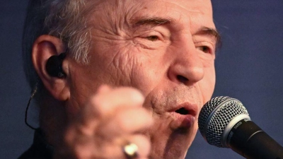 Sänger und Bassist Günther Sigl von der Spider Murphy Gang verteidigt das Lid „Skandal im Sperrbezirk“. (Archivbild) (Foto: Soeren Stache/dpa)