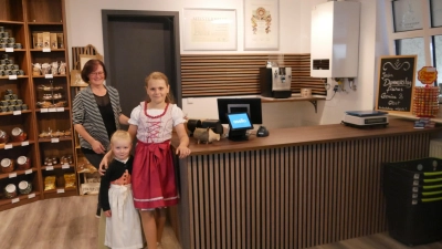 Edith, Marie und Sophie Birklein (von links) präsentieren stolz das neue Geschäft – noch vor der offiziellen Eröffnung. (Foto: Ulli Ganter)