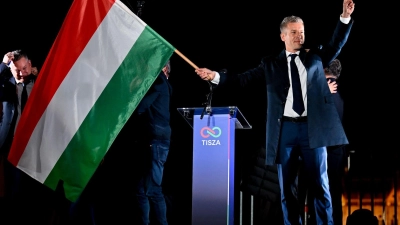 Peter Magyar weiß seinen spektakulären Wahlsieg zu zelebrieren.  (Foto: Denes Erdos/AP/dpa)