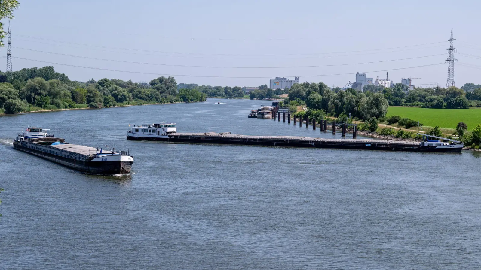 Das Schiff lag seit vergangenem Mittwoch quer auf der Donau. (Foto: Armin Weigel/dpa)