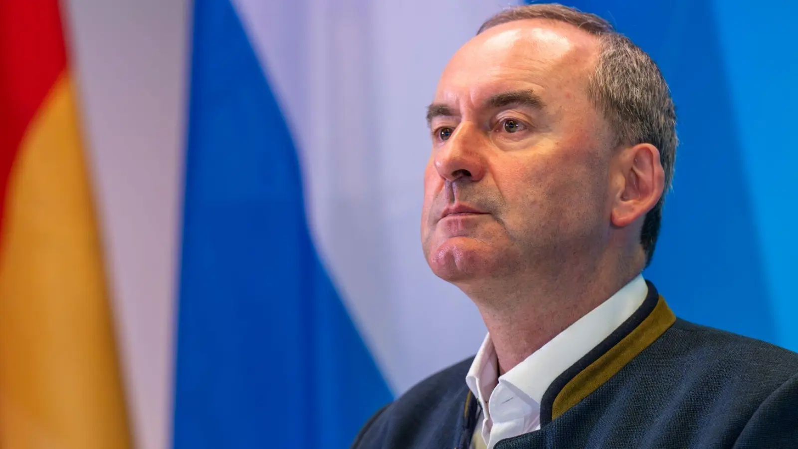 Hubert Aiwanger will die AfD nicht verbieten lassen. (Archivbild)   (Foto: Peter Kneffel/dpa)