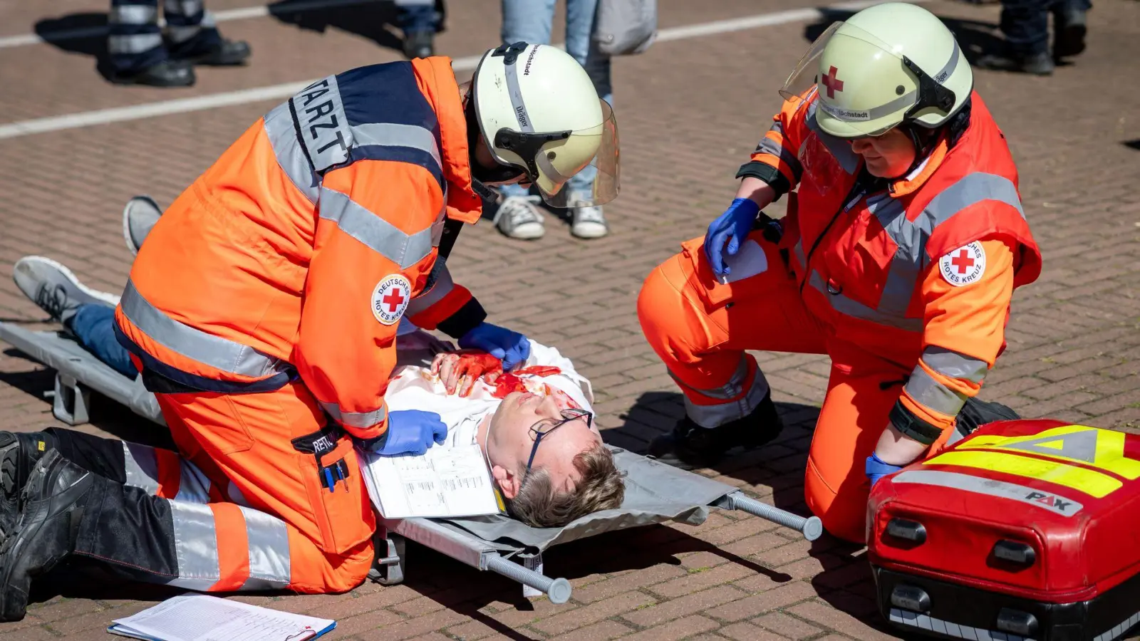 Beim Bevölkerungsschutz greifen in Bayern viele unterschiedliche Hilfsorganisationen ineinander. Um die Arbeit und Struktur bestmöglich aufzustellen, soll es ein neues Landesamt für Bevölkerungsschutz geben. (Illustration) (Foto: Daniel Karmann/dpa)
