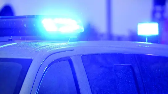 Blaulichter leuchten auf dem Dach eines Streifenwagens der Polizei. (Foto: Carsten Rehder/dpa/Symbolbild)