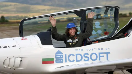 Mack Rutherford in seinem Flugzeug, nachdem er auf dem Flughafen Sofia-West gelandet ist. (Foto: Jordan Simeonov/AP/dpa)