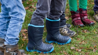 Warm halten und vor Ausrutschern schützen sollen Winterschuhe und -stiefel. Aber sie können auch zu stabil sein. (Foto: Jens Büttner/dpa/dpa-tmn)