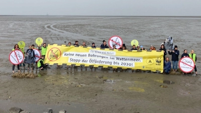 Aktion mehrerer Umweltverbände gehen die Ölförderung im Wattenmeer unter dem Motto: "Keine neuen Bohrungen im Wattenmeer. Stopp der Ölförderung bis 2030!". (Foto: Brigitta von Gyldenfeldt/dpa)