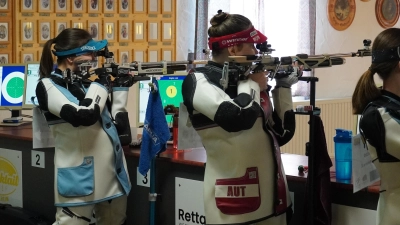 Internationales Flair: Lara Engler vom SV Ickelheim (links) im Duell mit der Österreicherin Olivia Hofmann. (Foto: Markus Retta)