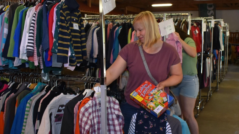 Der Secondhand-Basar für Kinderausstattung hat begonnen. Chice Herbst- und Wintersachen können in der Festhalle an der Straße Bei den Sommerkellern günstig erstanden werden. (Foto: Ute Niephaus)