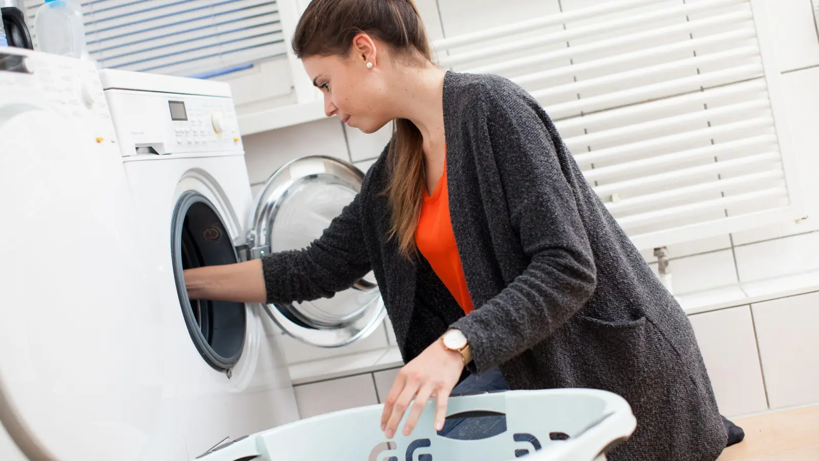 Sie haben beim Ausräumen nur eine Socke in der Trommel entdeckt? Die zweite könnte tatsächlich von der Waschmaschine „gefressen“ worden sein. (Foto: Christin Klose/dpa-tmn)