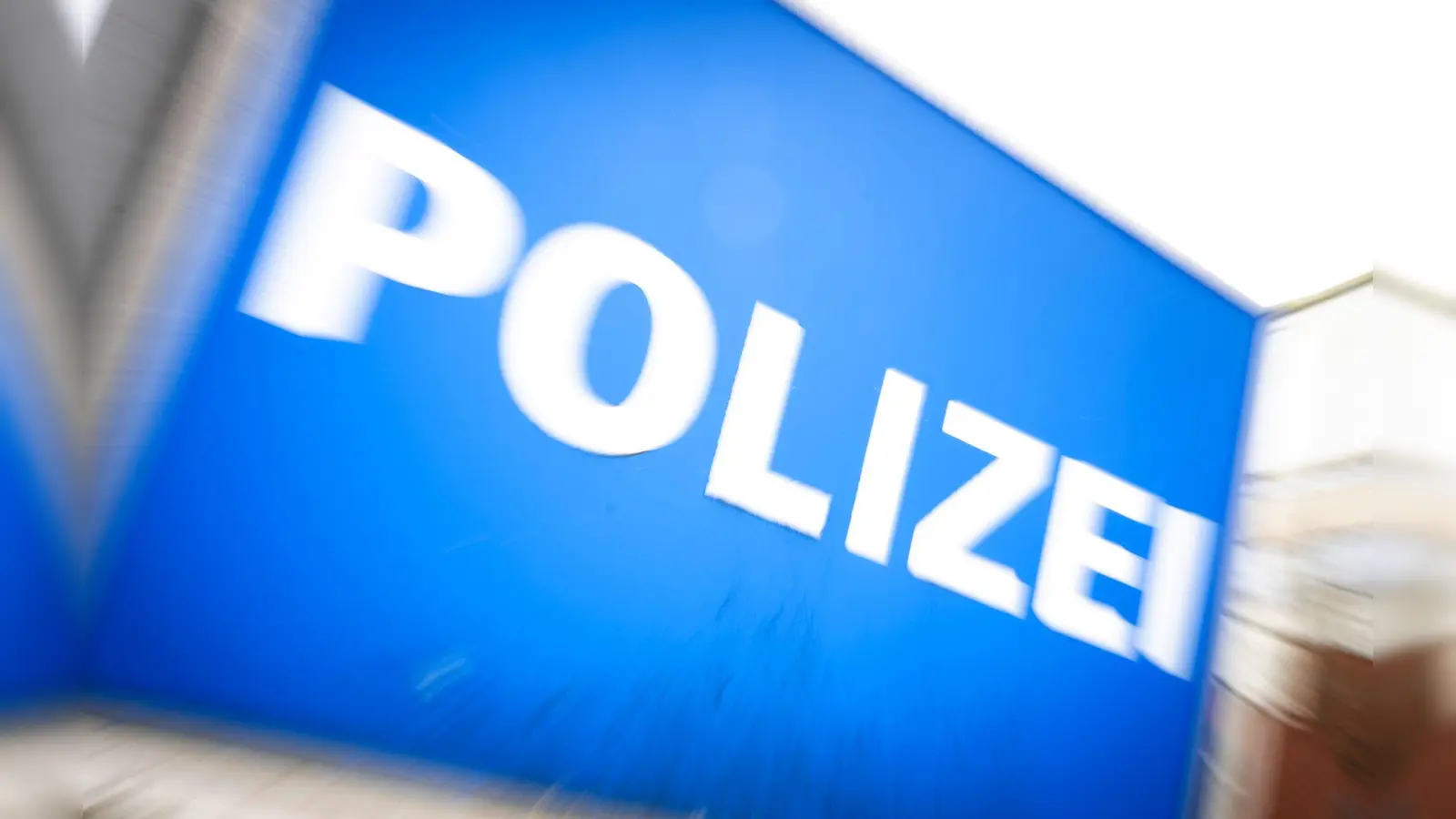 Neongrün verfärbtes Wasser ist am Dienstag in drei Brunnen im Fürther Stadtgebiet entdeckt worden. Die Kriminalpolizei ermittelt. (Symbolbild) (Foto: Philip Dulian/dpa)