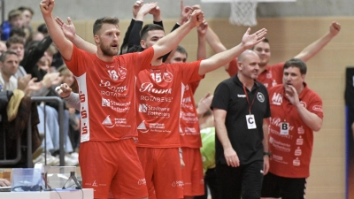 Endlich wieder Jubel bei den Handballern des TSV 2000 Rothenburg um Dennis Orf, Nedim Jasarevic und die Interimstrainer Volker Ehrlinger und Marcell Könnicke (von links). (Foto: Martin Rügner)