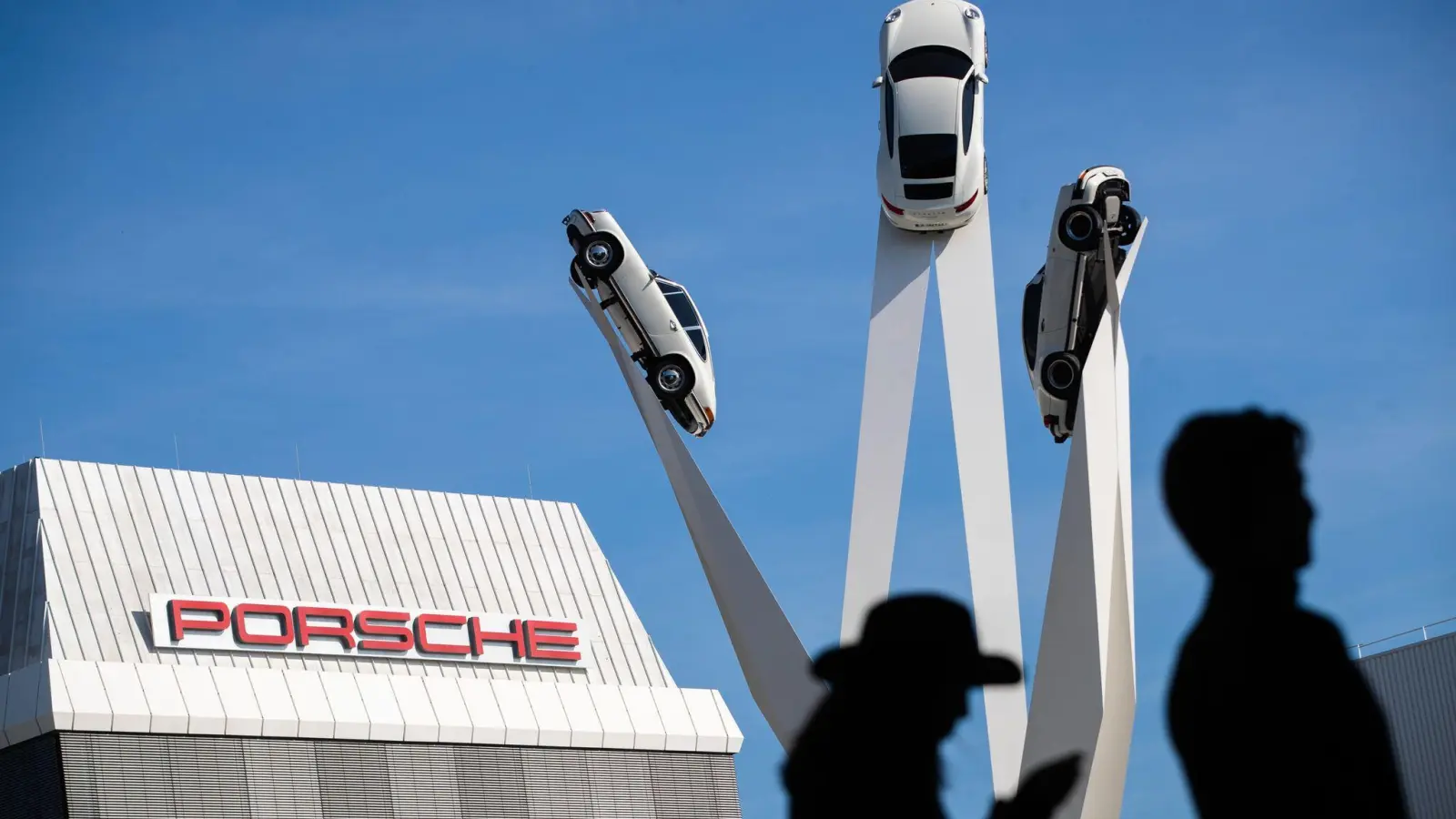Die 911-Fahrzeuge zählen bei Porsche zu den Klassikern. (Foto: Christoph Schmidt/dpa)