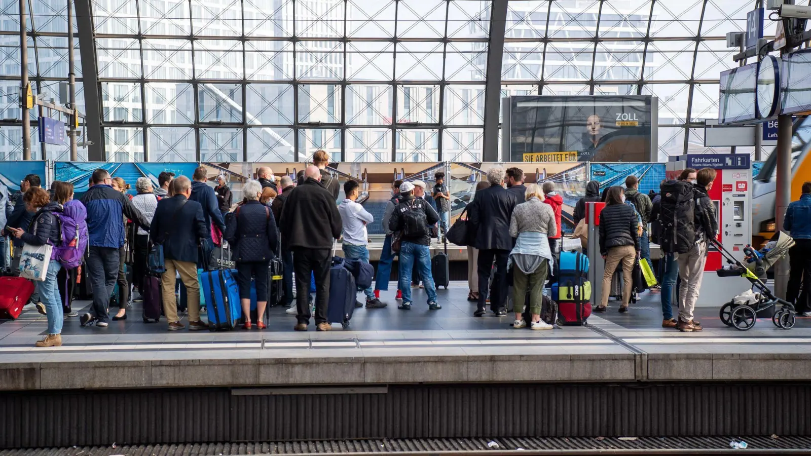 Bei Zugverspätungen stehen Bahnreisenden Rechte zu. Es wird empfohlen, die Verspätung zu dokumentieren, Bestätigungen durch Bahnpersonal oder Fotos von den Anzeigetafeln können als Nachweis dienen. (Foto: Bernd Diekjobst/dpa-tmn)