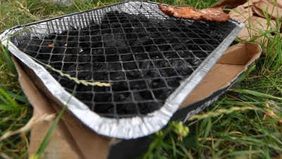 Der Absatz von Einweggrills hat stark zugenommen. (Archivbild) (Foto: Hendrik Schmidt/dpa-Zentralbild/ZB)