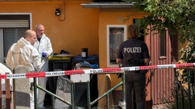 Die Spurensicherung ist im Einsatz. Es geht um den Verdacht eines Tötungsdeliktes. (Foto: Andreas Richter/dpa)