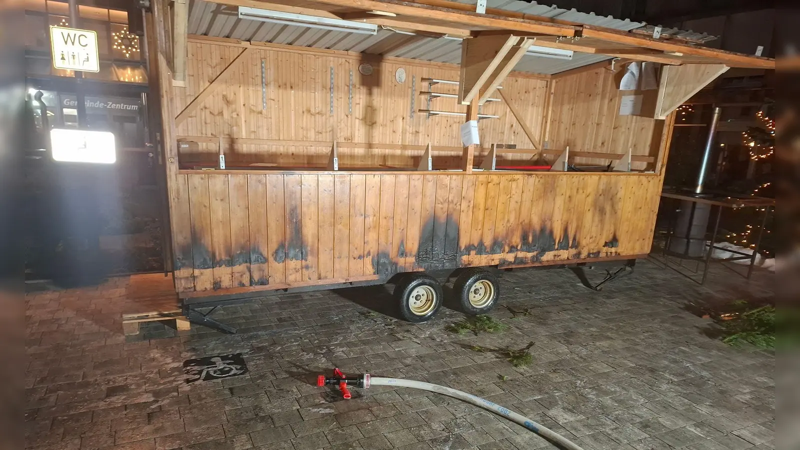 Insgesamt acht Buden sind durch das Feuer beschädigt worden. (Foto: -/Kreisfeuerwehrverband Cham/dpa)