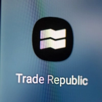 Der Online-Broker Trade Republic arbeitet rein App-basiert. (Archivbild) (Foto: Fabian Sommer/dpa)