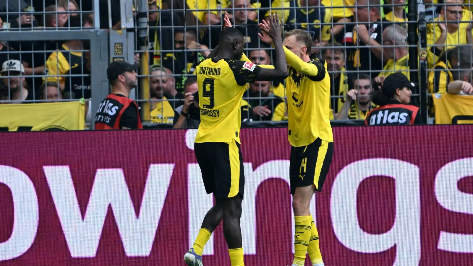 Serhou Guirassy bejubelt mit Sturmpartner Maximilian Beier seine Führung.  (Foto: Federico Gambarini/dpa)