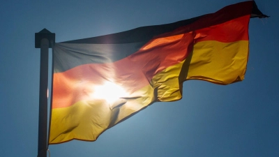 Die deutsche Wiedervereinigung wurde am 3. Oktober 1990 vollendet. Auch dreieinhalb Jahrzehnte später sind die Einkommen in den alten Bundesländern jedoch immer noch höher. (Symbolbild) (Foto: Fernando Gutierrez-Juarez/dpa-Zentralbild/dpa)