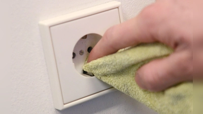 Empfehlenswert zum Säubern von Steckdosen sind trockene Mikrofasertücher oder spezielle Elektronik-Reinigungstücher. (Foto: Caroline Seidel/dpa-tmn)