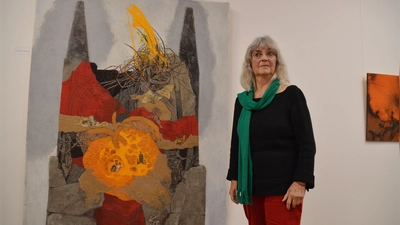 Künstlerin Monika Döppert neben ihrem Werk namens „Kathedrale”. (Foto: Johannes Zimmermann)