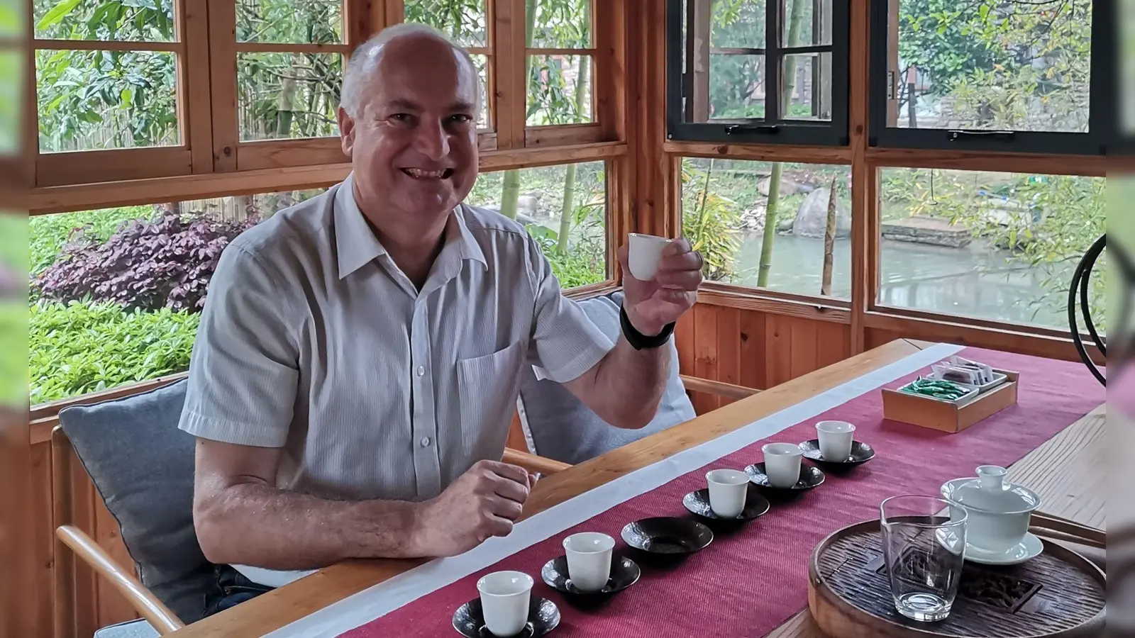 Der aus Scheinfeld stammende, aber seit vielen Jahren in China lebende, Thomas Schmidt ist seit kurzem Teebotschafter für Tee aus der Region Wuyi Shan und gerne zur Probe verschiedener Sorten bereit. (Foto: privat)