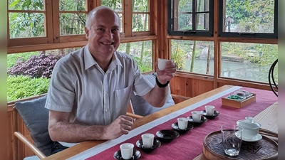 Der aus Scheinfeld stammende, aber seit vielen Jahren in China lebende, Thomas Schmidt ist seit kurzem Teebotschafter für Tee aus der Region Wuyi Shan und gerne zur Probe verschiedener Sorten bereit. (Foto: privat)