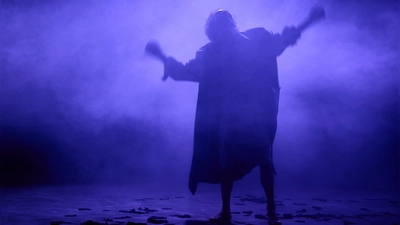 Sturm und Gewitter ausgesetzt wie König Lear: die Großbäuerin Julia Lirić (Léonie Thelen). (Foto: Ludwig Olah)