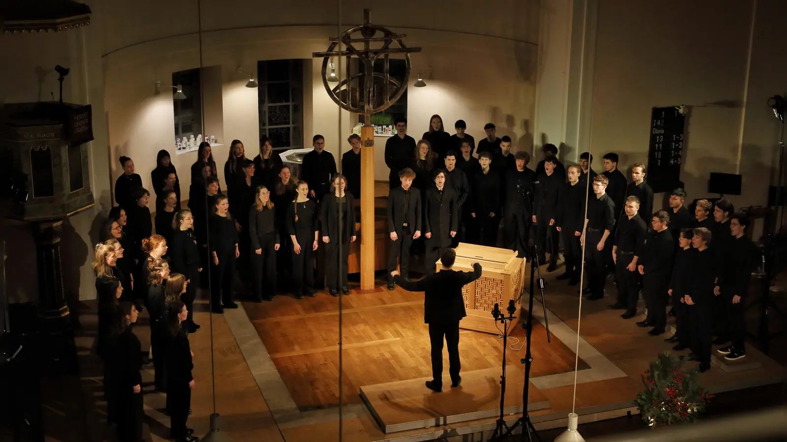Beim Finale des Weihnachtskonzertes: der Chor der Berufsfachschule für Musik unter der Leitung von Katharina Kabatnik in der St.-Pauls-Kirche. (Foto: Thomas Wirth)