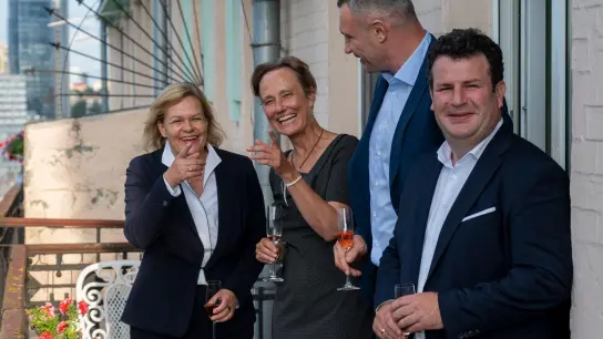 Ein Foto, das für Empörung sorgte: Nancy Faeser (l) und Hubertus Heil (r) stehen auf einem Balkon der Residenz der deutschen Botschafterin in der Ukraine und trinken Sekt. (Foto: Christophe Gateau/dpa/Archiv)