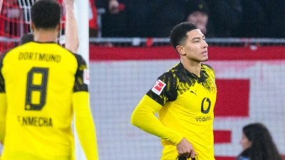 Sah für eine Notbremse die Rote Karte: Dortmunds Jobe Bellingham (M.). (Foto: Tom Weller/dpa)