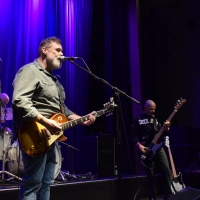 Die Andreas Diehlmann Band steht für ehrliche, handgemachte Musik. In den Kammerspielen präsentierte das Trio alle erdenklichen Facetten des Blues. (Foto: Christina Özbek)
